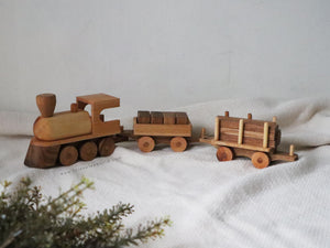 Wooden Freight Train Set (1 train locomotive & 2 wagons)