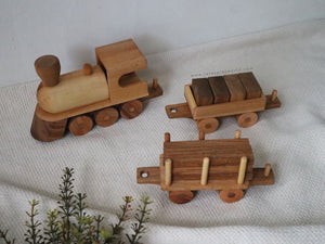 Wooden Freight Train Set (1 train locomotive & 2 wagons)